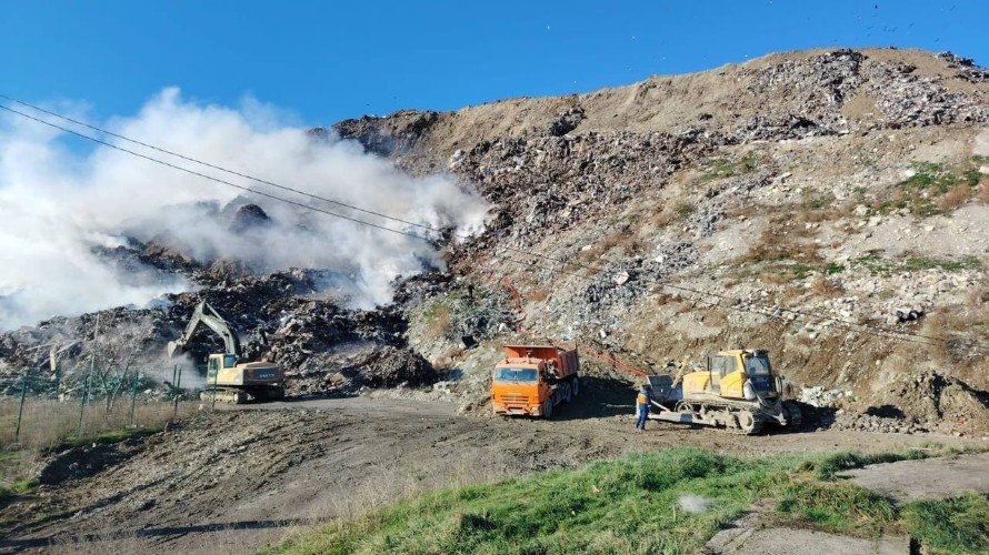 Из-за ветра пожар на полигоне под Новороссийском снова разгорается