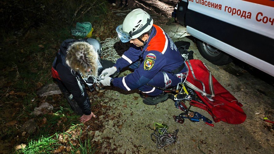 Спасатель с пострадавшей