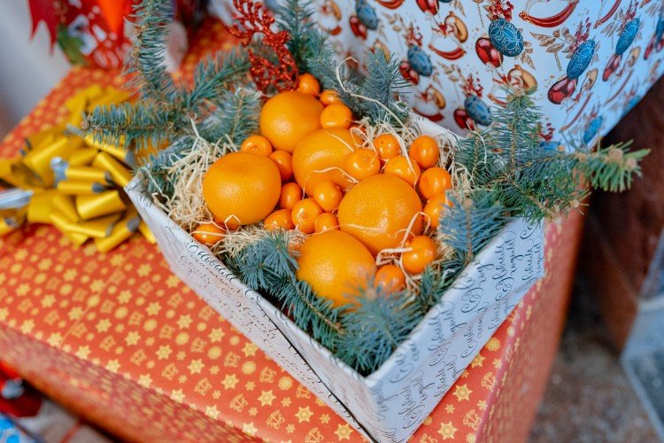 Мандарины лежат в коробке