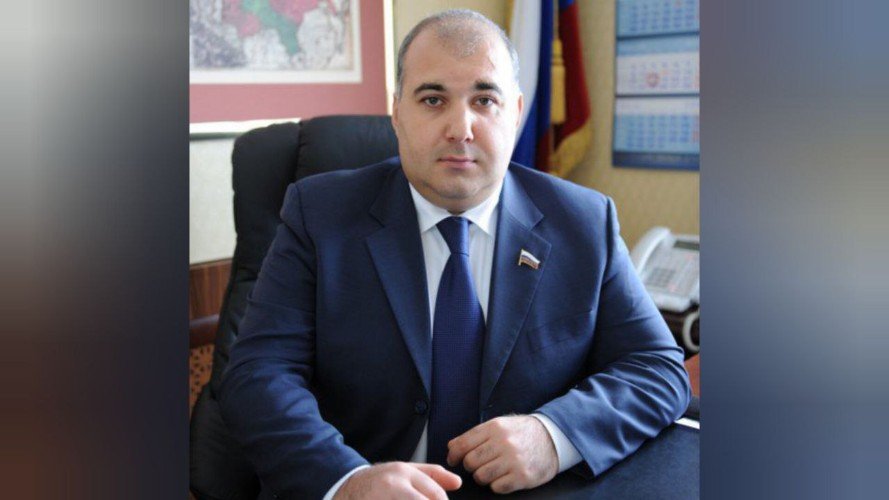 Юрий Напсо сидит в кресле