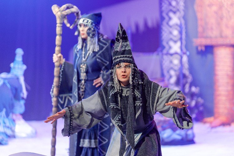 Женщины играют на сцене