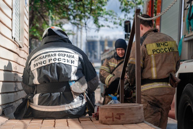 пожарные сидят у машины