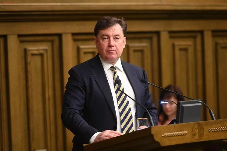 Момотов стоит за трибуной