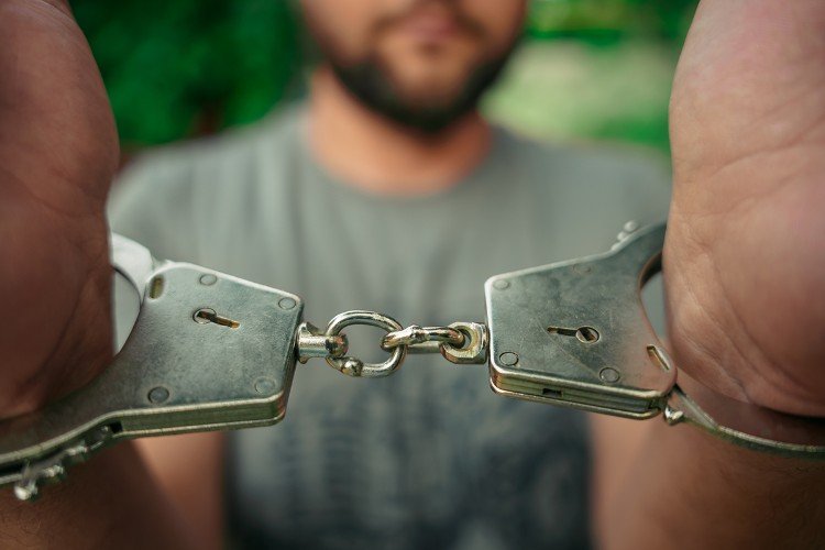 Мужчина в наручниках
