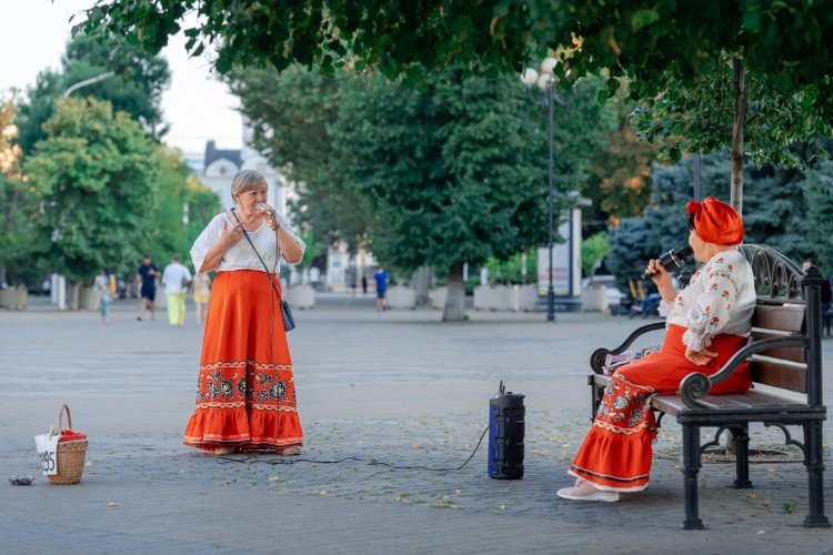 бабушки поют на улице