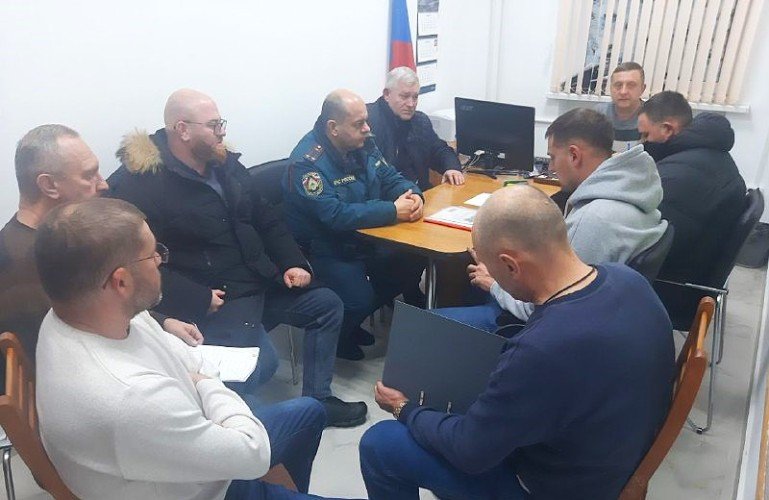 люди сидят в кабинете