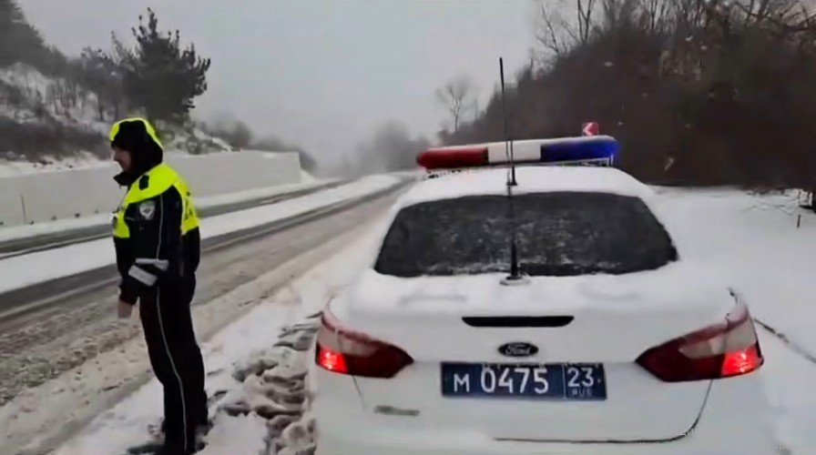 полицейский стоит на дороге