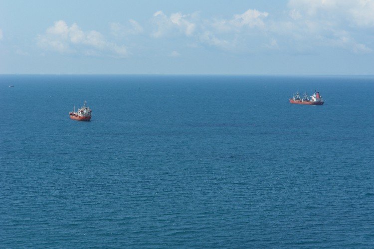 корабли стоят на рейде в море