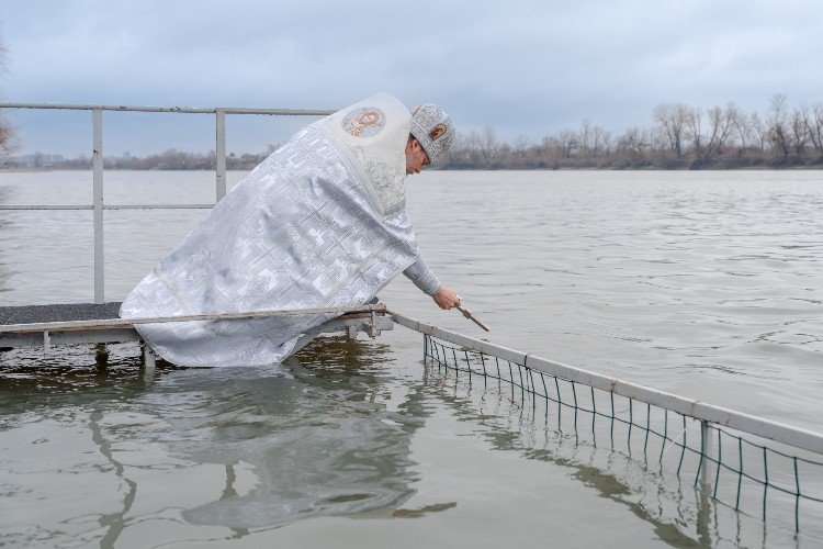 Батюшка освещает воду