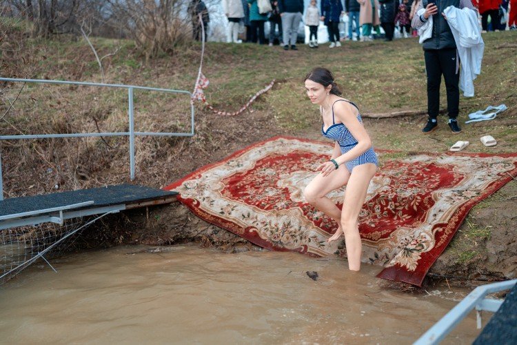 Девушка спускает в воду