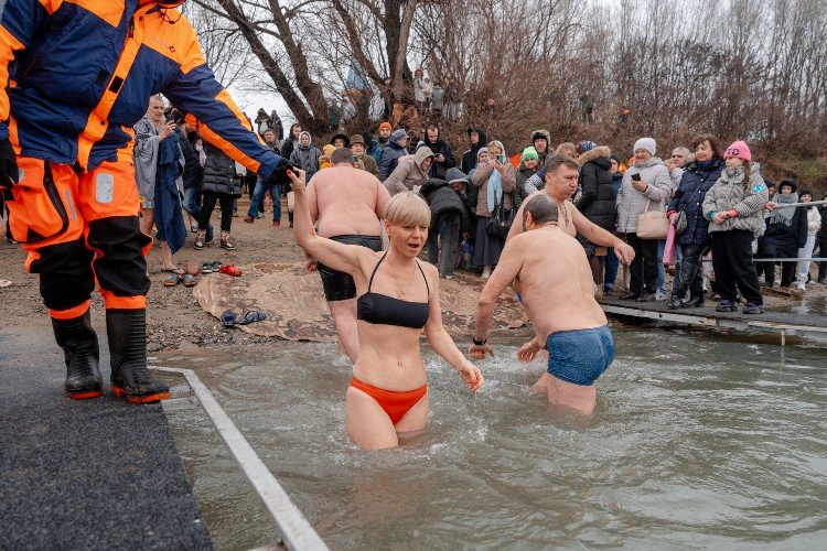 Вода же не для купания: краснодарцы спросили, почему на Крещение отменяется запрет на омовение в Кубани