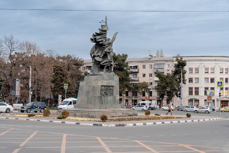 памятник стоит в Новороссийске