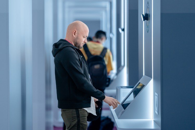 Мужчина снимает деньги в банкомате