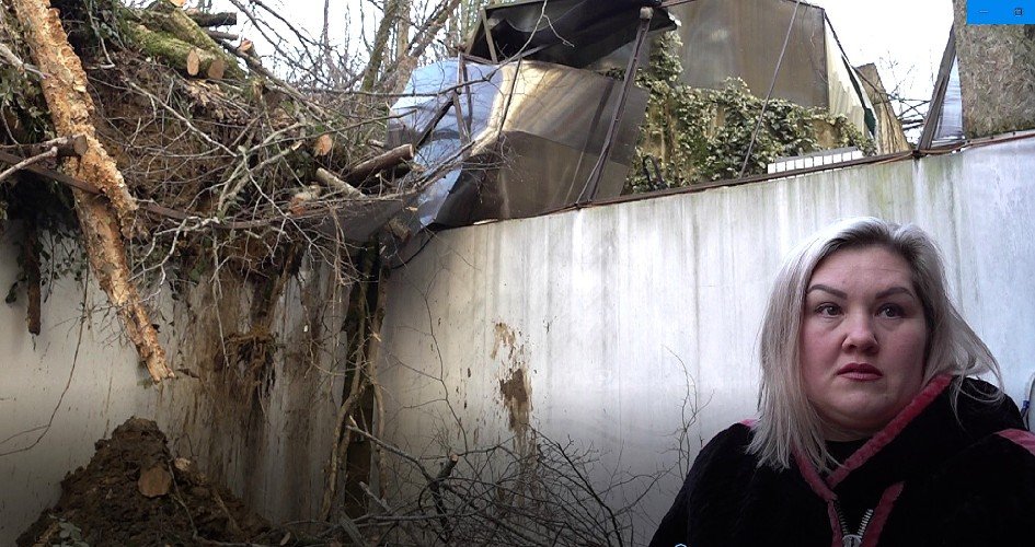 Женщина стоит у оползня