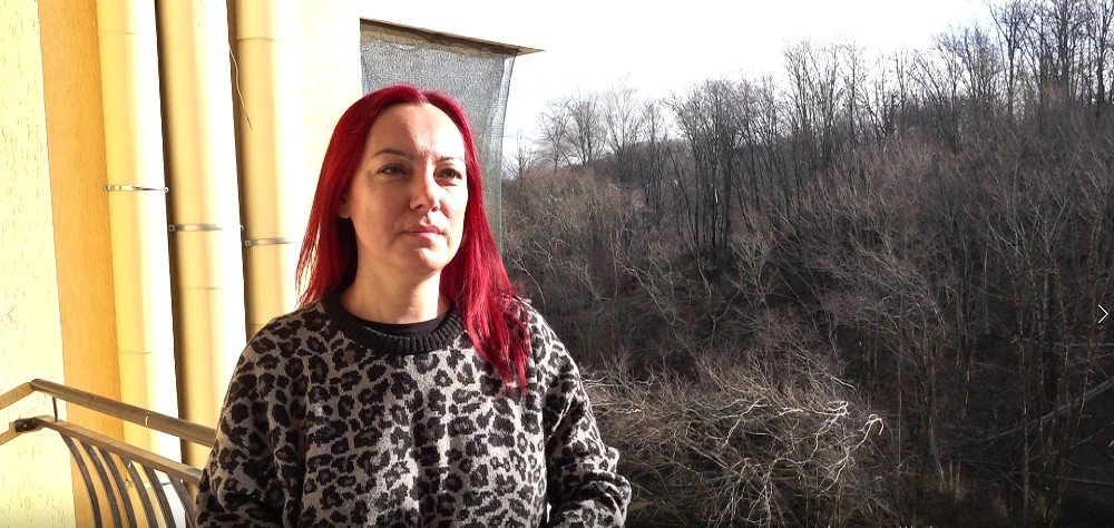 Женщина стоит на балконе