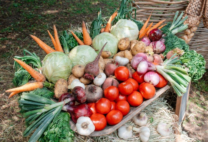 овощи лежат в корзинке