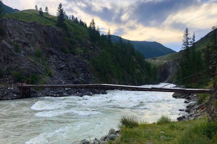 река бежит в горах