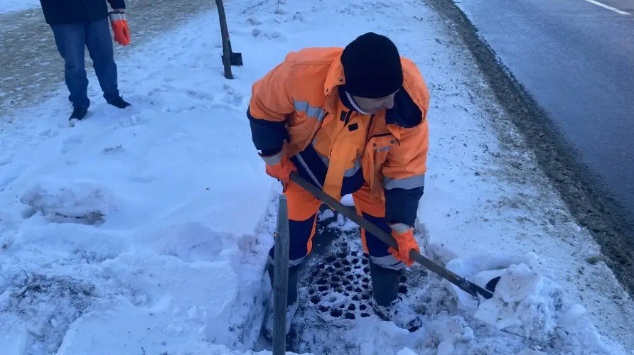 Рабочий убирает снег