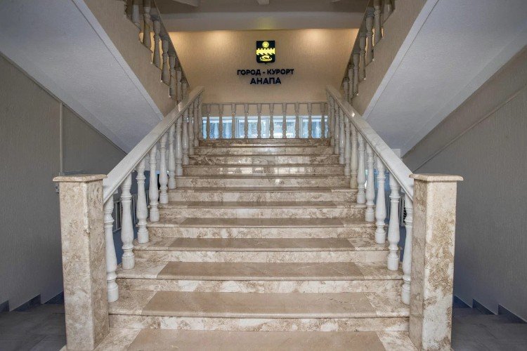 лестница в мэрии Анапы