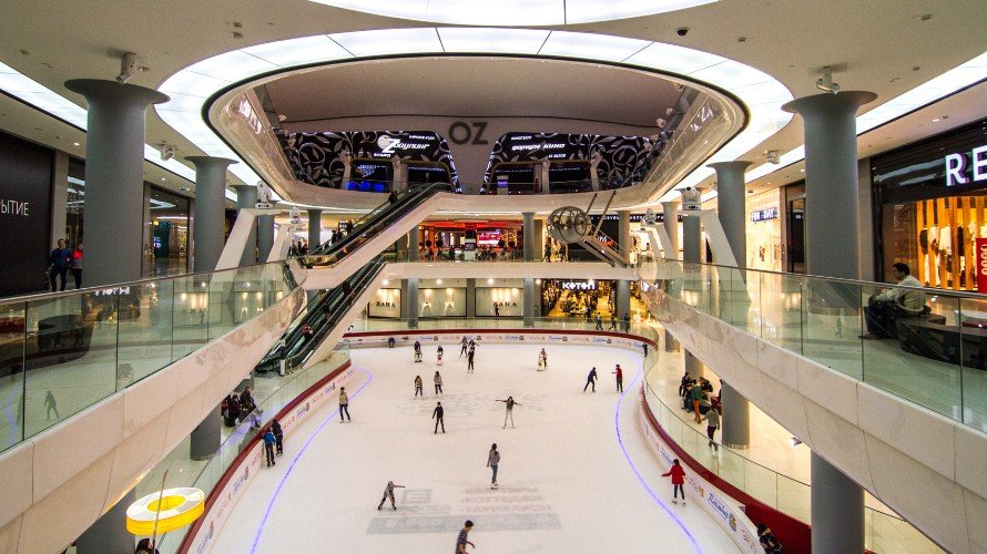 Люди катаются на катке в торговом центре в Краснодаре