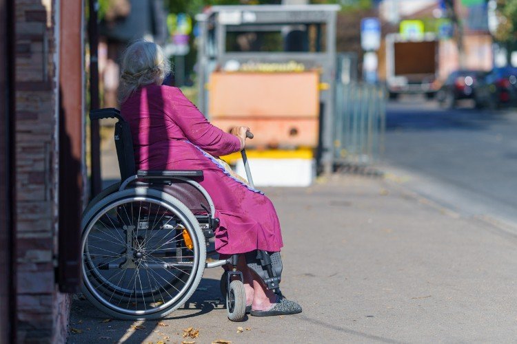 старушка сидит в инвалидном кресле