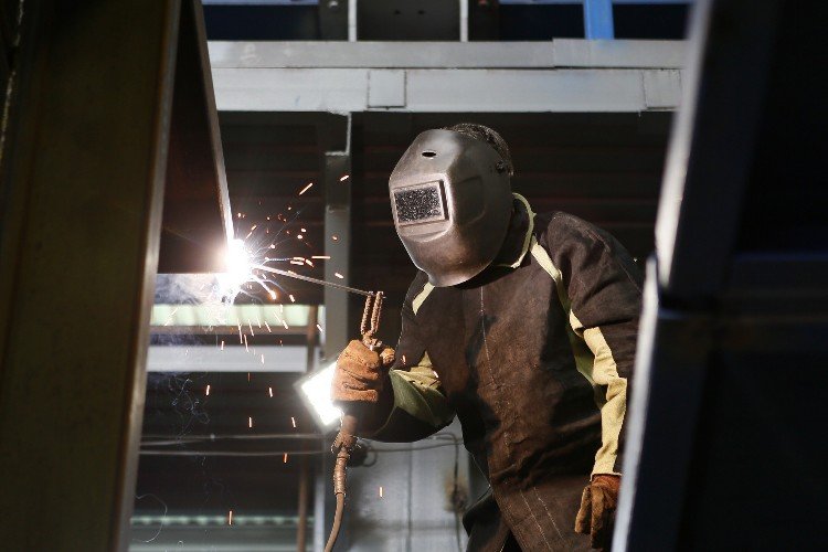 Сварщик за работой