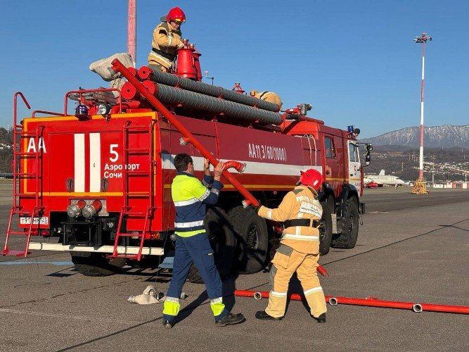 Дым и спецтехника в аэропорту Сочи: спасатели развернули полномасштабные учения
