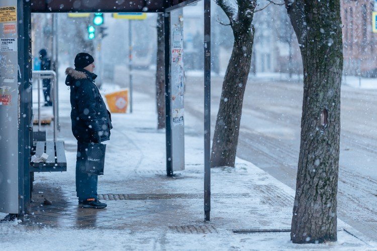 мужчина стоит на остановке
