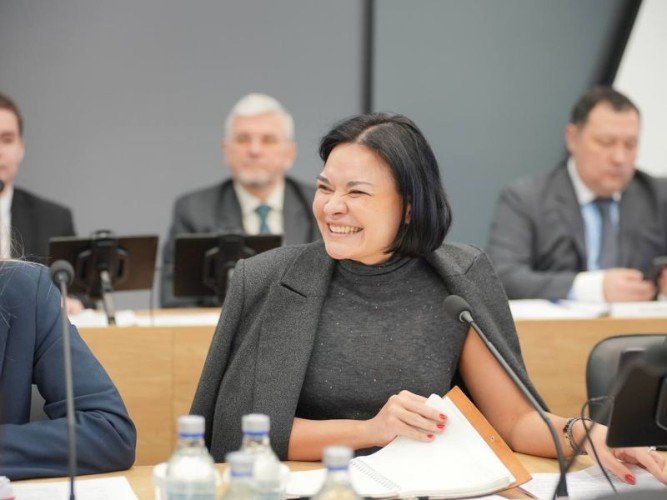 Ксения Шойгу улыбается