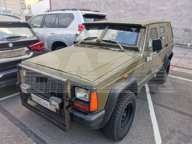 машина стоит на парковке