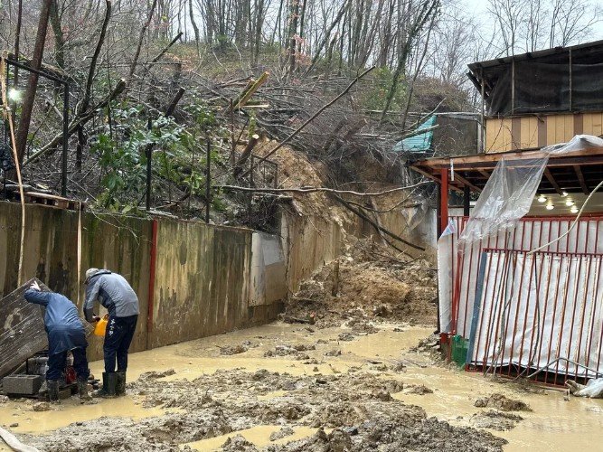 люди во дворе убирают грязь