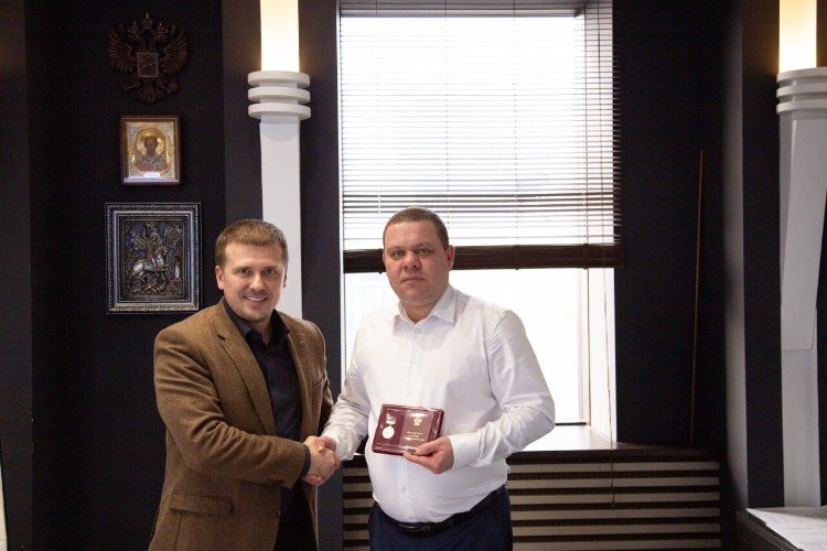 Савенко вручает награду Архипову