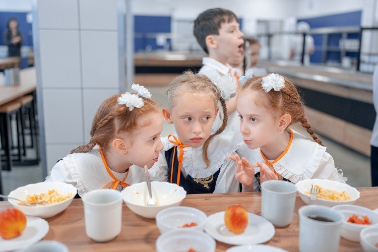 Пропавшая зелень и окурок в чае: чем кормят школьников в Краснодаре