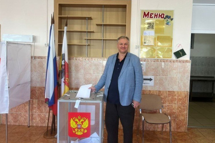 депутат Тимофеев голосует