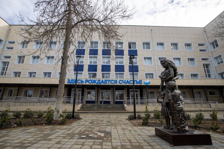 статуя стоит у входа в здание