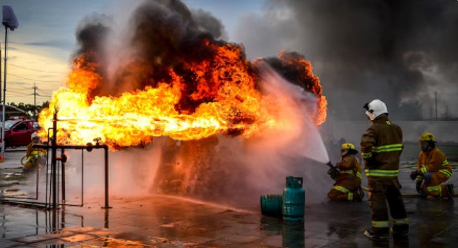 Резервуар с нефтепродуктами в поселке Волна потушили спустя сутки