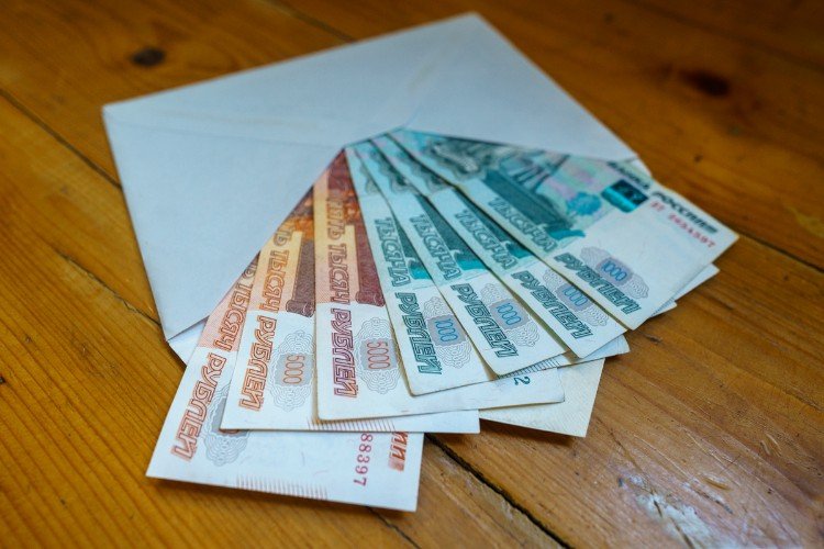 деньги в конверте лежат на столе