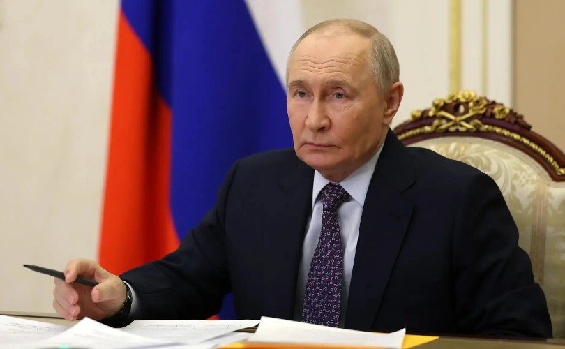 Владимир Путин во время открытия поликлиники