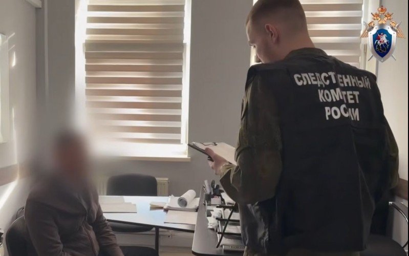 следователь стоит около задержанного