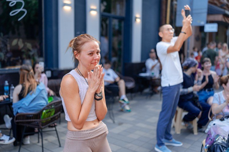 Девушка плачет