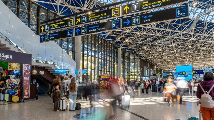 Вылет 12 рейсов приостановлен в аэропорту Сочи