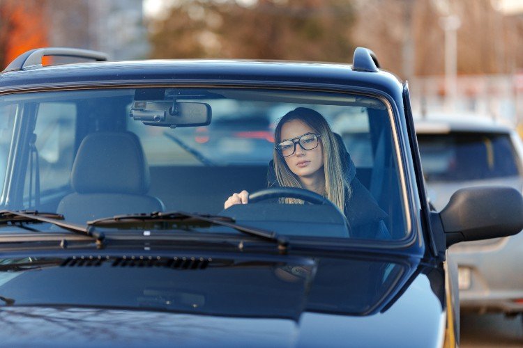 Девушка за рулём