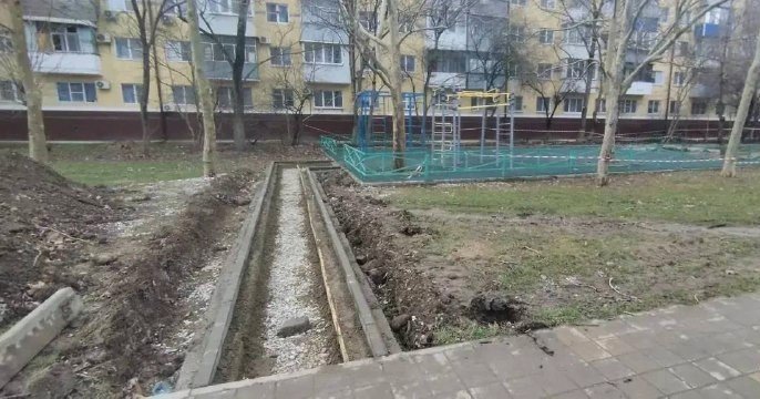 перекопанный двор