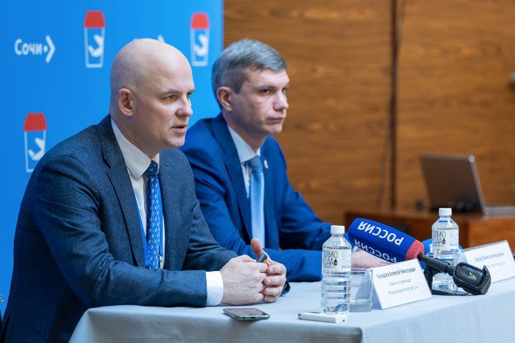 директор аэропорта и зам мэра Сочи сидят за столом