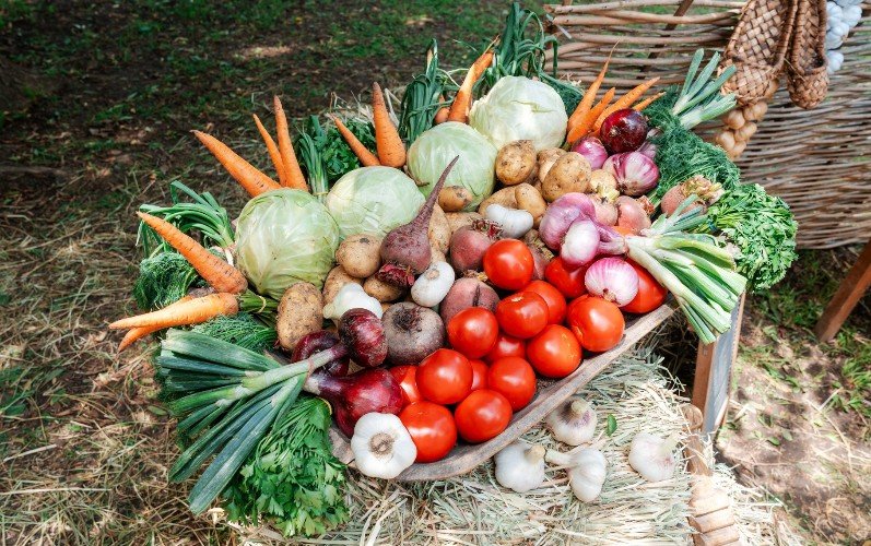 овощи лежат в корзине