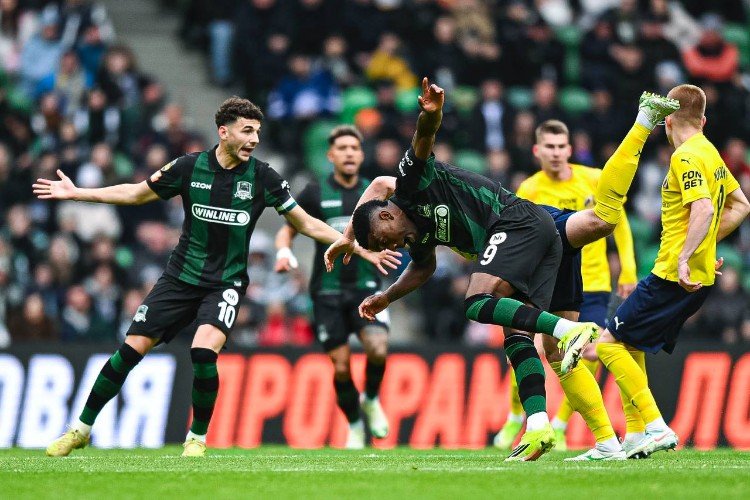 Сперцян и Кордоба радуются голу