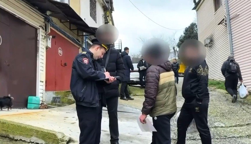 полицейские стоят на улице