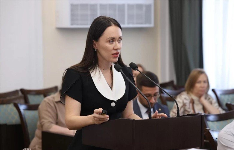 Юлия Приходько стоит за трибуной