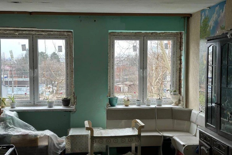 Поврежденные БПЛА окна заменили на улице Новороссийской в Краснодаре