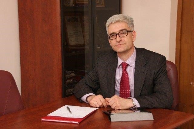 Милованов сидит за столом